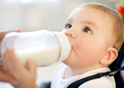 Có phải uống nhiều sữa thì trẻ sẽ cao?