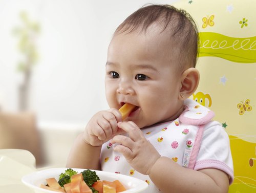 Chế độ dinh dưỡng cho bé 1 năm tuổi
