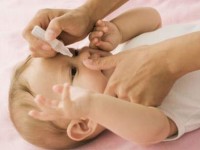 Cách dùng thuốc nhỏ mắt ở trẻ cho các bà mẹ