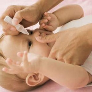 Cách dùng thuốc nhỏ mắt ở trẻ cho các bà mẹ
