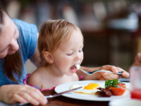 Hướng dẫn cách ăn trứng gà tốt nhất cho trẻ mà các mẹ nên biết