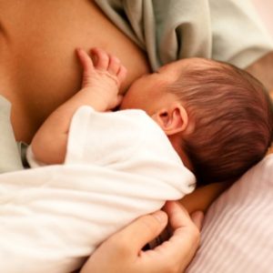 Tư thế nào cho mẹ và bé là tốt nhất? Số lần nên cho bé bú bao nhiêu?