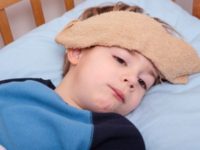 Trẻ bị ốm bạn nên áp dụng cách nào để giúp bé?