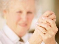 Thể mạn tính của bệnh gout ở người già có những triệu chứng nào?