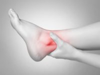 Viêm khớp cổ chân sau chấn thương cần cách thực nào để điều trị?