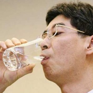 Thói quen uống nước lạnh buổi sáng gây yếu sinh lý nam giới
