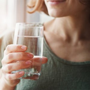 Bệnh dạ dày có nên uống nhiều nước không?