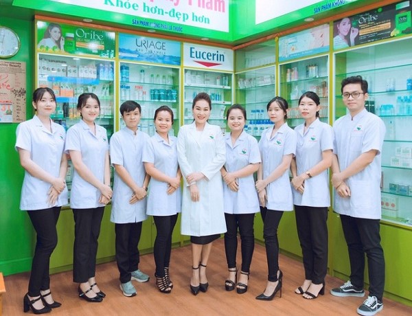 đội ngũ nhân viên y tế tại Nhà Thuốc Việt