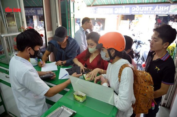 Nhà Thuốc Việt phát khẩu trang y tế miễn phí cho người dân