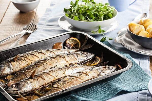 Nếu bạn chưa biết gan nhiễm mỡ nên ăn gì thì nên ưu tiên bổ sung các loại cá béo mỗi ngày.