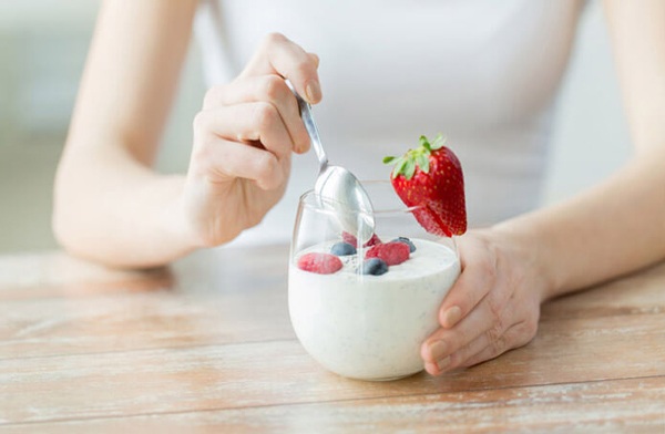 Sữa chua nhiều lợi khuẩn giúp tăng cường sức đề kháng cho cơ thể nhanh hạ sốt.