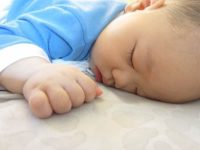 Tại sao trẻ ngủ nằm sấp? Nguy hiểm tiềm ẩn đằng sau việc bé ngủ sấp