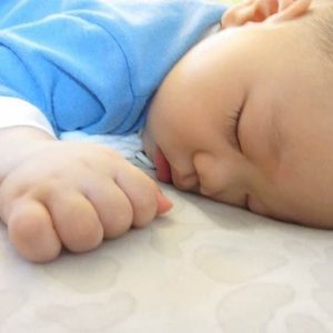 Tại sao trẻ ngủ nằm sấp? Nguy hiểm tiềm ẩn đằng sau việc bé ngủ sấp