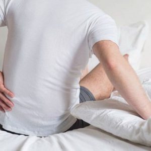 Ngủ dậy bị đau lưng là bệnh gì? Có chữa được không?