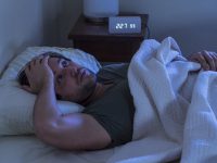 Giật mình khi ngủ: Nguyên nhân và cách xử lý