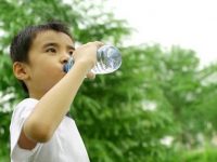 Trẻ em cần uống bao nhiêu nước mỗi ngày để phát triển tốt?