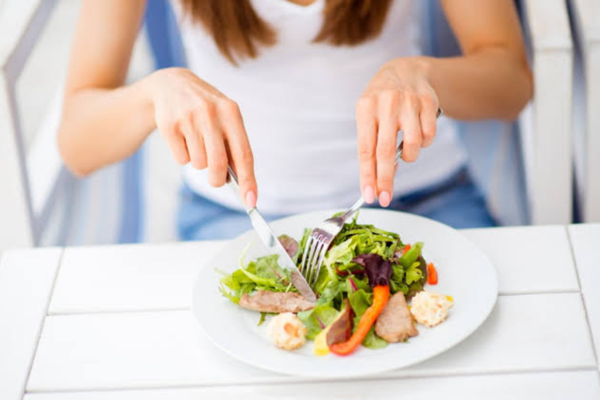 Chia nhỏ bữa ăn để tránh việc dạ dày phải hoạt động quá mức